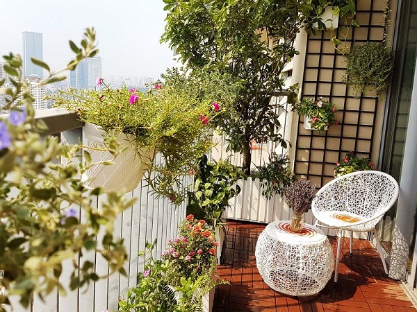 Việc sử dụng bàn ghế ban công nhỏ gọn tiện lợi giúp tận dụng tối đa diện tích, tạo không gian thông thoáng mà không gây cảm giác chật chội