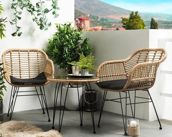 Bàn ghế ban công nhựa giả mây có khả năng chống nước tốt, phù hợp với điều kiện ngoài trời và dễ dàng vệ sinh